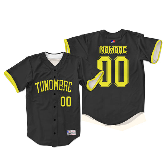 Camiseta personalizada con botones color negro detalles amarillo