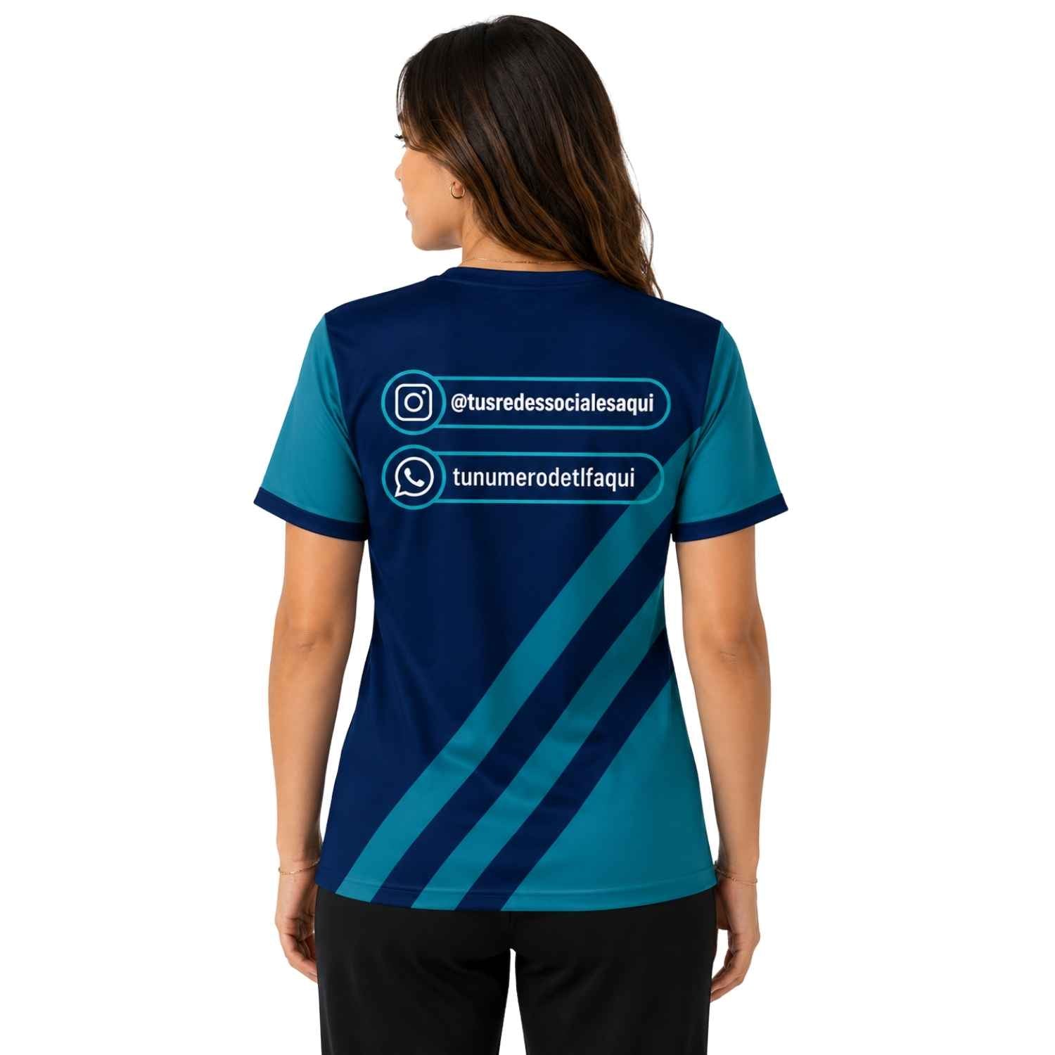 Polera corporativa personalizada con redes sociales y teléfono de contacto para empresas, eventos o marcas independientes - Comercial Criollo
