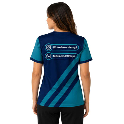 Polera corporativa personalizada con redes sociales y teléfono de contacto para empresas, eventos o marcas independientes - Comercial Criollo

