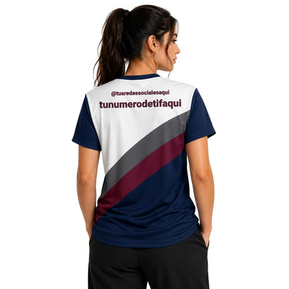 Polera corporativa personalizada con redes sociales y teléfono de contacto para empresas, eventos o marcas independientes - Comercial Criollo
