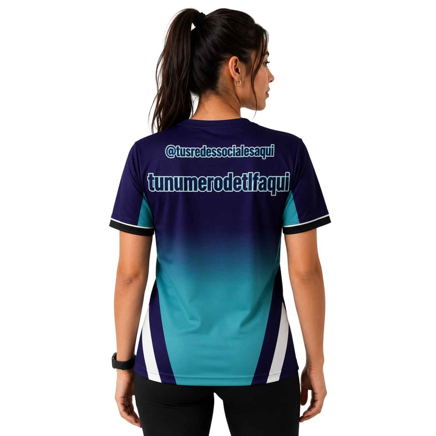 Polera corporativa personalizada con redes sociales y teléfono de contacto para empresas, eventos o marcas independientes - Comercial Criollo
