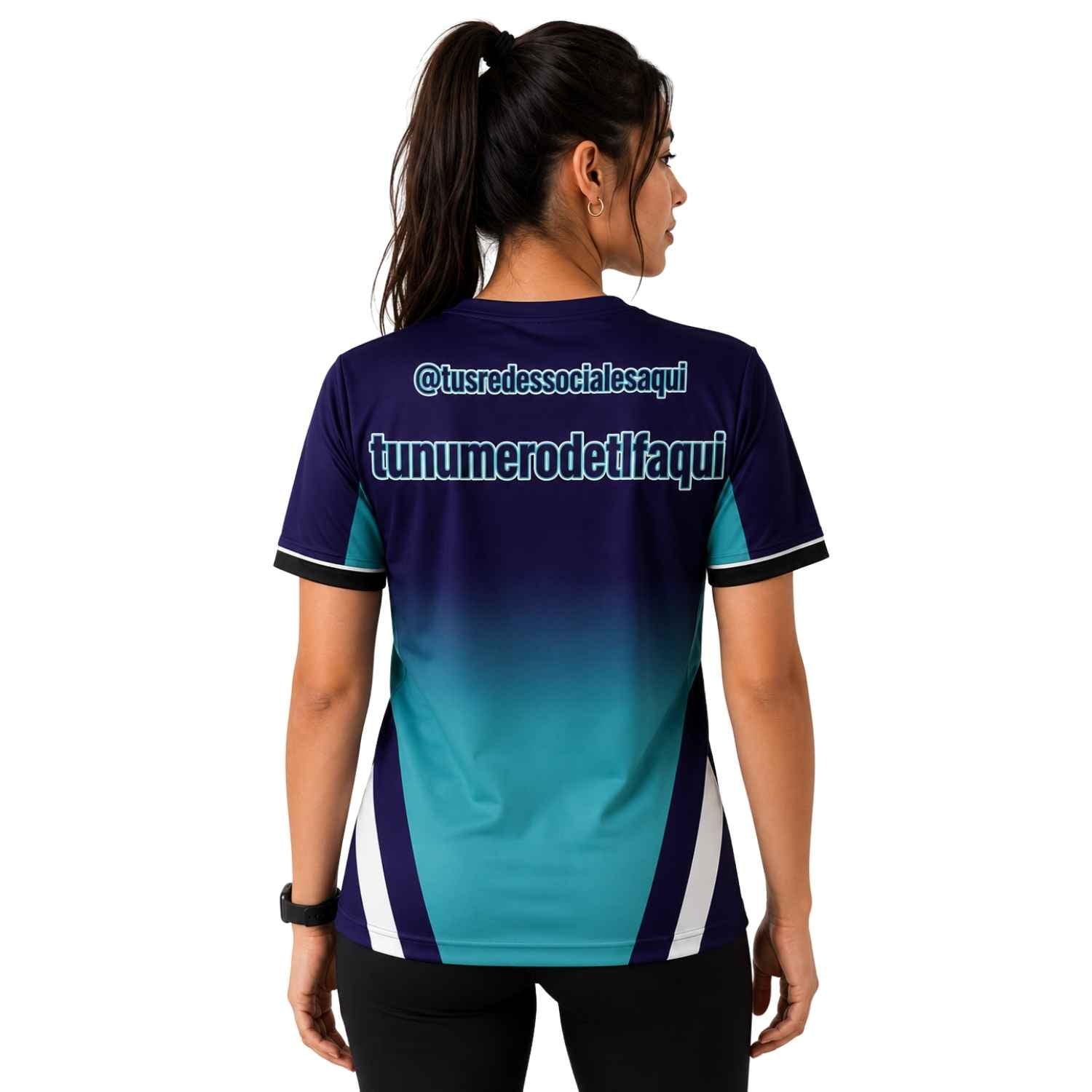 Polera corporativa personalizada con redes sociales y teléfono de contacto para empresas, eventos o marcas independientes - Comercial Criollo
